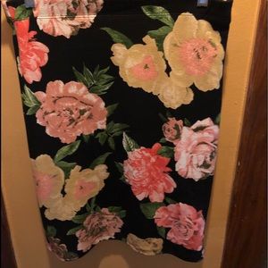 Has peaches and green with very beautiful flowers.